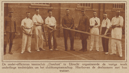 873596 Groepsportret van leden van de Onderofficieren Tennisclub Damlust, bij hun onderlinge wedstrijden op kazerne ...
